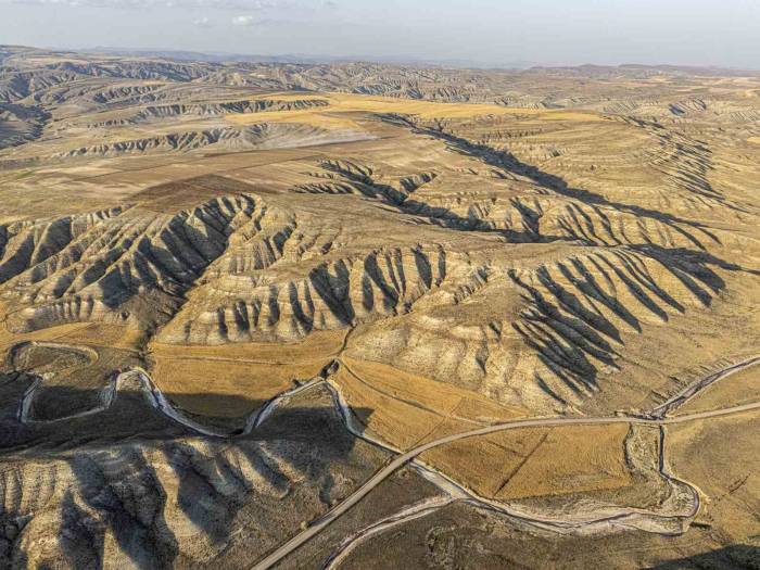 Toprağın Renkleriyle Şekillenen Tepeler, Kartpostallık Manzara Sunuyor