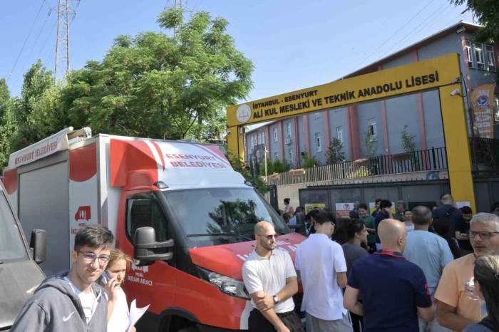 Esenyurt Belediyesi’nden Yks Günü Öğrencilere Ve Ailelerine Destek