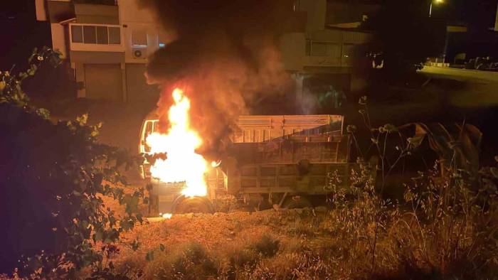 Gazipaşa’da Park Halindeki Kamyon Alev Alev Yandı