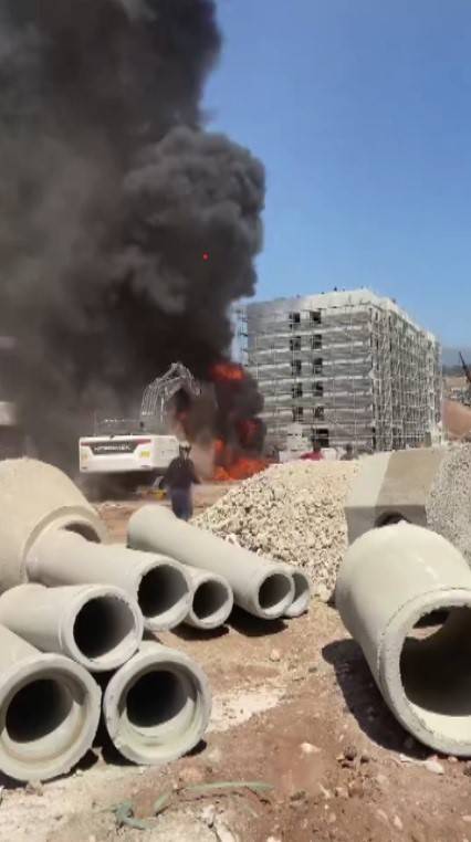 Şantiye Alanında Binaya Sıçrayan Yangın Söndürüldü