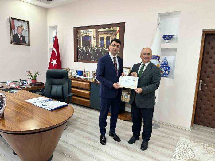 Hisarcık Kaymakamı Bahar’dan Milli Eğitim Çalışanlarına Başarı Belgesi