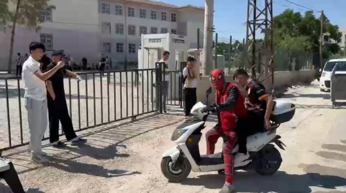 "Örümcek Adam" Sınava Geç Kalan Öğrenciyi Son Anda Yetiştirdi