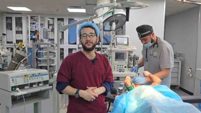 Gazze’ye Gönüllü Giden Türk Doktor: "İsrail, Oradaki Hayatı Bitirmek, Yaralıların Ölmesini Hızlandırmak İçin Hastanelere Saldırıyor"
