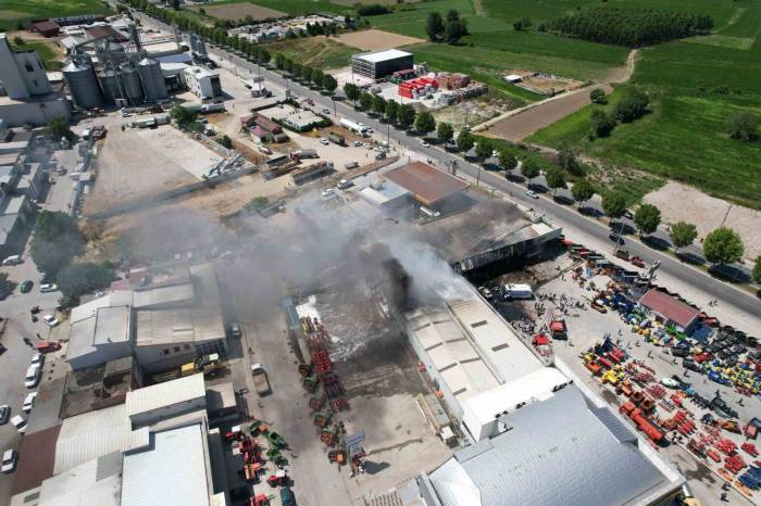 Traktör Bayisinin Deposundaki Yangın Havadan Görüntülendi