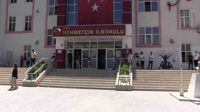 Ayt Heyecanı Başladı: Aileler Dışarıda, Öğrenciler İçeride Ter Döküyor