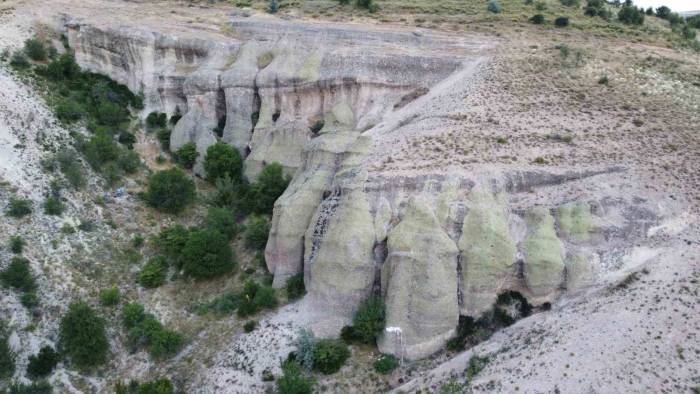Yozgat’ta Peri Bacası Benzeri Doğal Oluşumlar Doğaseverlerin İlgisini Çekiyor
