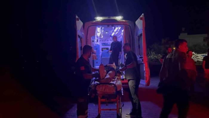 Gazipaşa’da Motosiklet Park Halindeki Otomobile Çarptı: 1 Ağır Yaralı