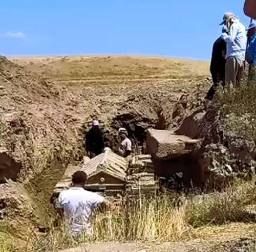 Tarlayı Kazarak Buldukları Lahdi Bırakıp Kaçtılar