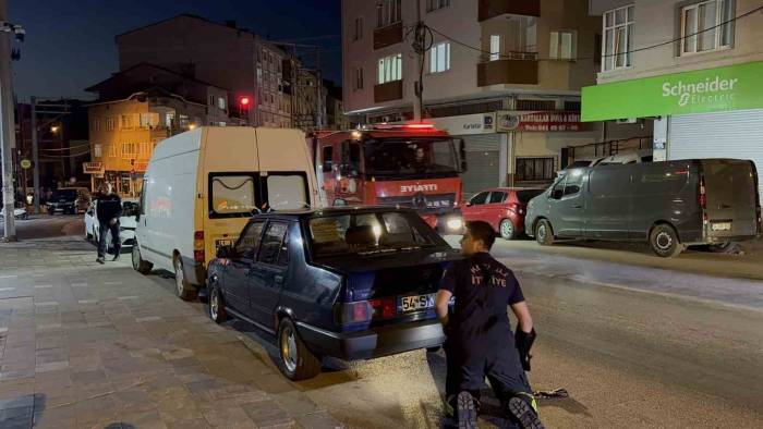 Otomobilin Motor Kısmına Giren Haylaz Kedi Uğraştırdı