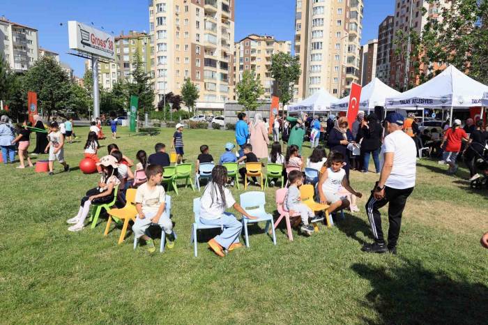 Talas Belediyesi’nden Çocuklara Karne Hediyesi