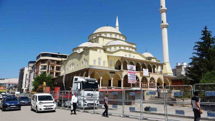 Hz. Ömer Cami Esnafı Dükkanları Boşaltıyor