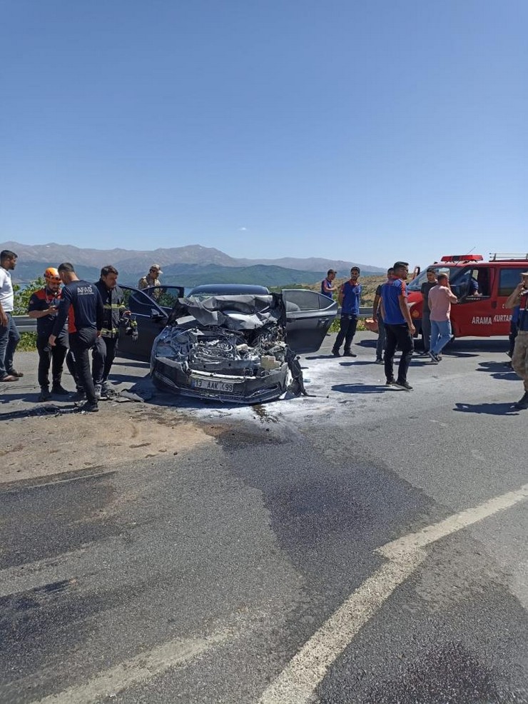 adilcevaz-kaymakami-nurhalil-ozcelik-ve-soforu-gecirdikleri-trafik-kazasinda-hafif-sekilde-yaralandi-2.jpg