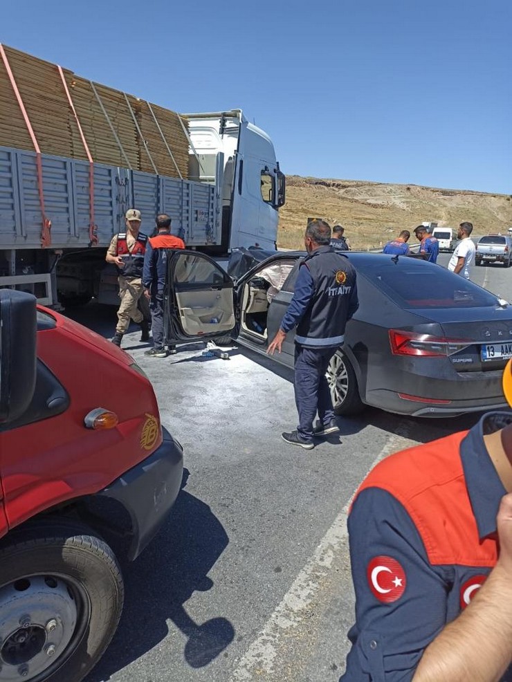 adilcevaz-kaymakami-nurhalil-ozcelik-ve-soforu-gecirdikleri-trafik-kazasinda-hafif-sekilde-yaralandi-6.jpg