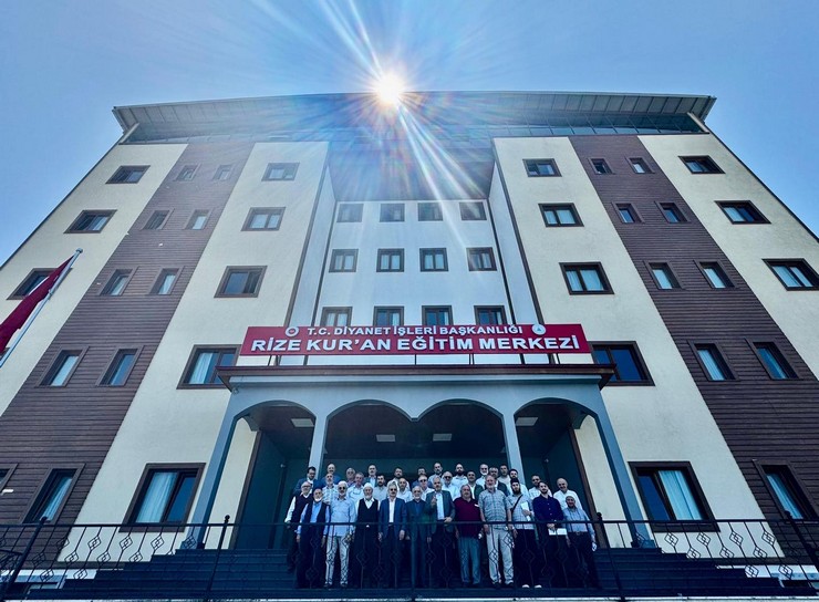 rize-muftulugu-kuran-kurslarinin-vakif-ve-dernek-yoneticileriyle-bir-araya-gelerek-istisare-toplantisi-gerceklestirdi-3.jpg