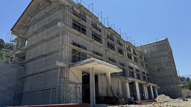 rizenin-guneysu-ilcesinde-yapimi-devam-eden-100-yatakli-tenzile-erdogan-guneysu-devlet-hastanesinin-2026da-hizmete-alinmasi-planlaniyor-2.jpg