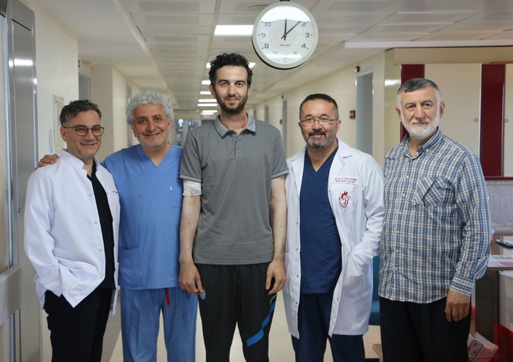 rizede-28-yasindaki-omer-faruk-karavinin-aort-damarindaki-nadir-yirtik-acik-cerrahi-ve-girisimsel-islemlerin-bir-arada-uygulandigi-8-saatlik-zorlu-bir-hibrit-ameliya-001.jpg