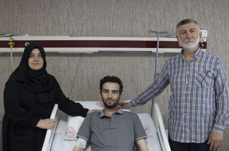rizede-28-yasindaki-omer-faruk-karavinin-aort-damarindaki-nadir-yirtik-acik-cerrahi-ve-girisimsel-islemlerin-bir-arada-uygulandigi-8-saatlik-zorlu-bir-hibrit-ameliya-4-001.jpg