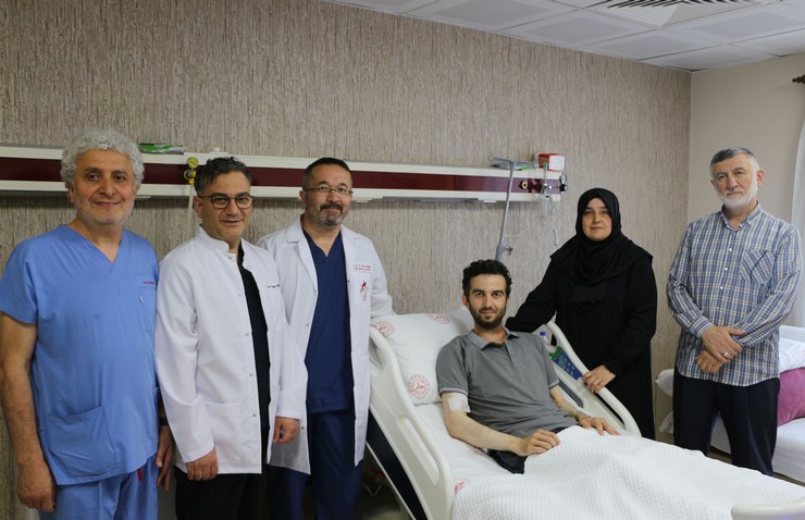 rizede-28-yasindaki-omer-faruk-karavinin-aort-damarindaki-nadir-yirtik-acik-cerrahi-ve-girisimsel-islemlerin-bir-arada-uygulandigi-8-saatlik-zorlu-bir-hibrit-ameliya-5-001.jpg