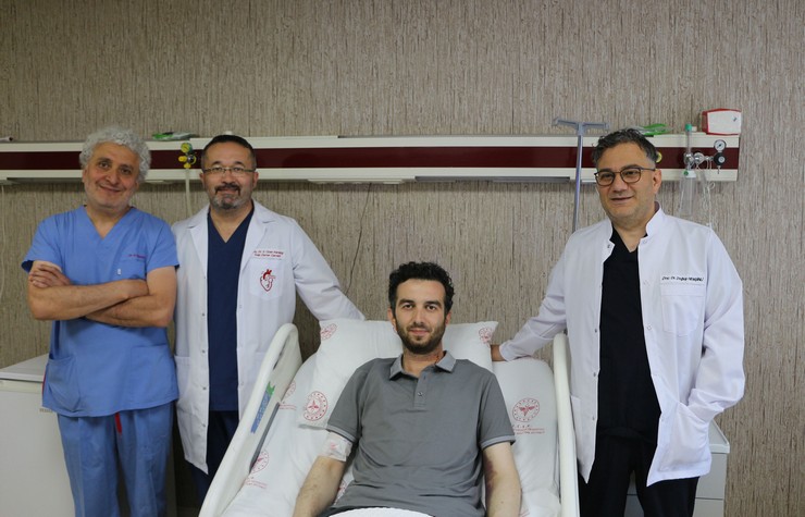 rizede-28-yasindaki-omer-faruk-karavinin-aort-damarindaki-nadir-yirtik-acik-cerrahi-ve-girisimsel-islemlerin-bir-arada-uygulandigi-8-saatlik-zorlu-bir-hibrit-ameliyatl-1-001.jpg