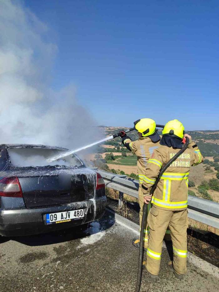 Balıkesir’de Otomobil Otoyolda Yandı