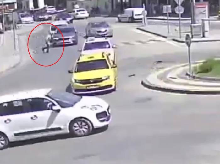 Görenleri Hayrete Düşüren Kaza Kamerada... Otomobilin Çarpmasıyla Savruldu Hiçbir Şey Olmamış Gibi Yoluna Devam Etti