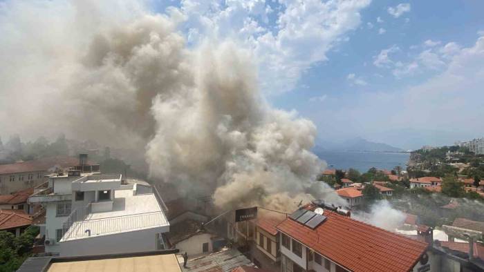 Antalya Kaleiçi’ndeki Yangın 2 Saatte Kontrol Altına Alındı