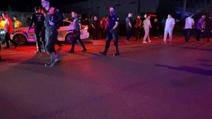 Bursa’da Park Halindeki Araçlara Çarpıp Kaçtı, Geri Döndüğünde Araç Sahiplerinin Saldırısına Uğradı