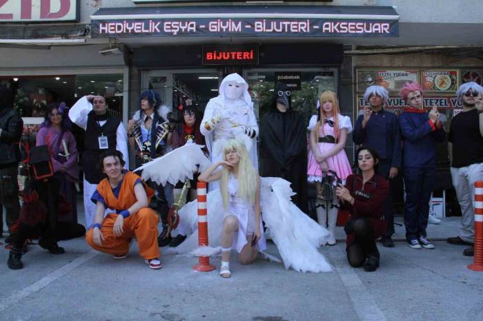 Ankara’da Figür Mağazasının Açılışı Renkli Görüntüler Oluşturdu