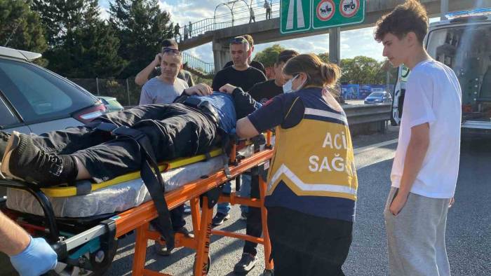 D-100’de Otomobil Bariyerlere Çarptı