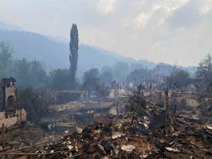 Bilecik’te 3 Gündür Devam Eden Yangın Yağmurun Etkisiyle Kısmen Kontrol Altına Alındı