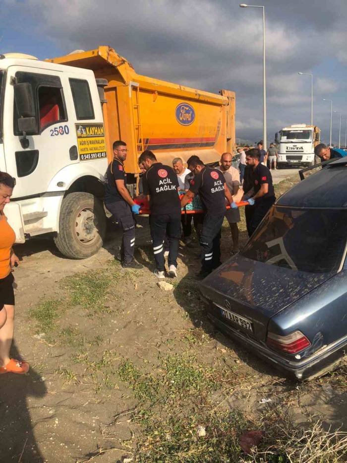 Park Halindeki Araca Çarpıp Kum Tepesine Saplandı