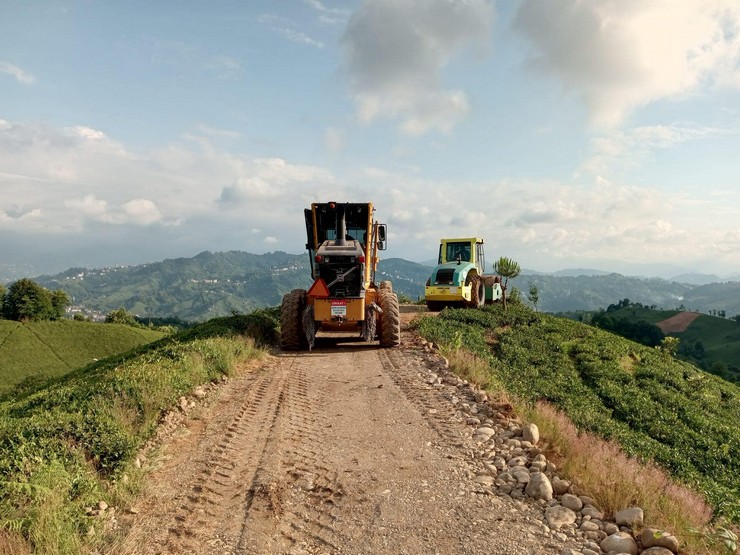 iyiderede-koy-yollarina-bakim-calismalari-devam-ediyor-2.jpg