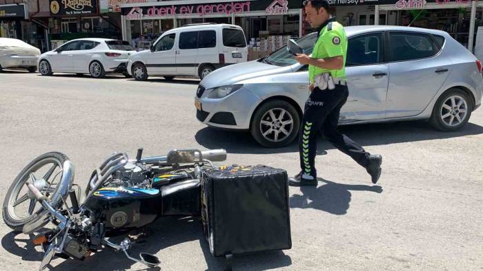Karaman’da Otomobille Çarpışan Motokurye Yaralandı
