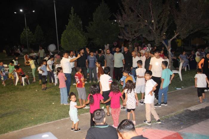 Mahalleliyi Parka Toplayan Muhtar Sürpriz Yaptı