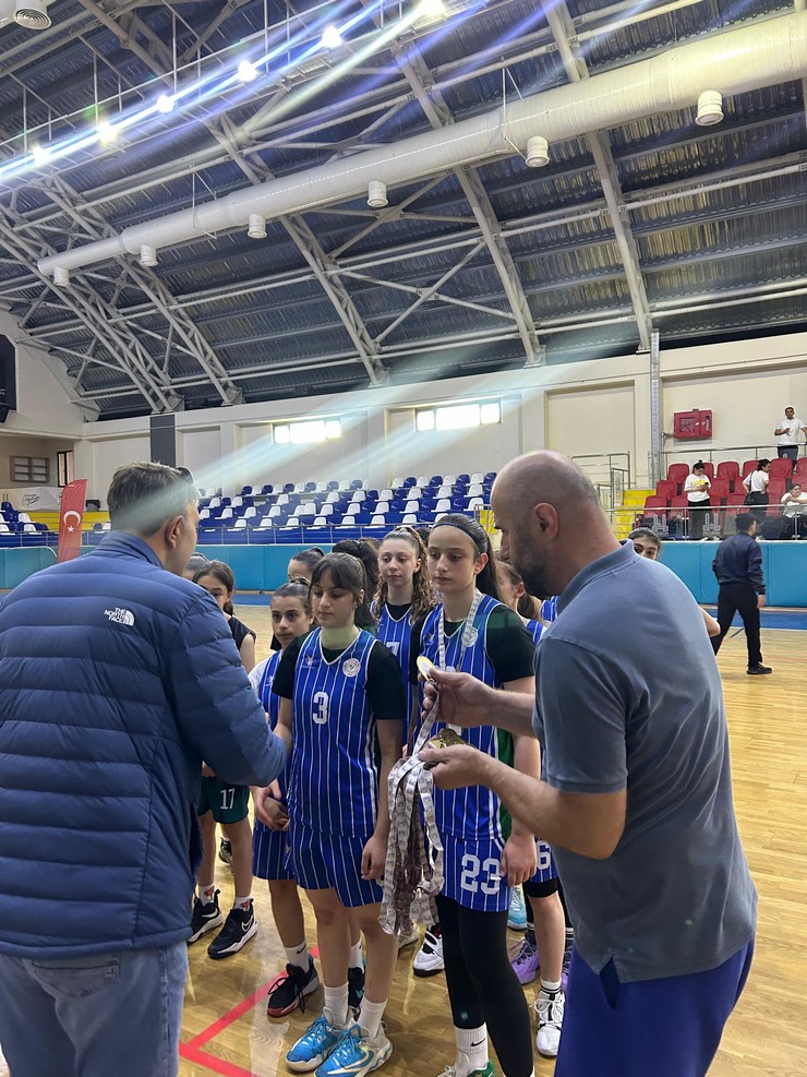 rize-kiz-basketbol-il-karmasi-erzurumda-duzenlenen-anadolu-yildizlar-ligi-analig-1-etap-6-grup-basketbol-turnuvasini-namaglup-lider-tamamlayarak-buyuk-bir-basari.jpg