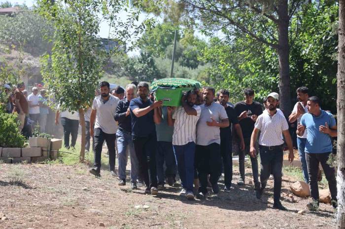 Ablasının Düğünü İçin Memleketine Gelen 22 Yaşındaki Genç Kalp Krizi Geçirerek Öldü
