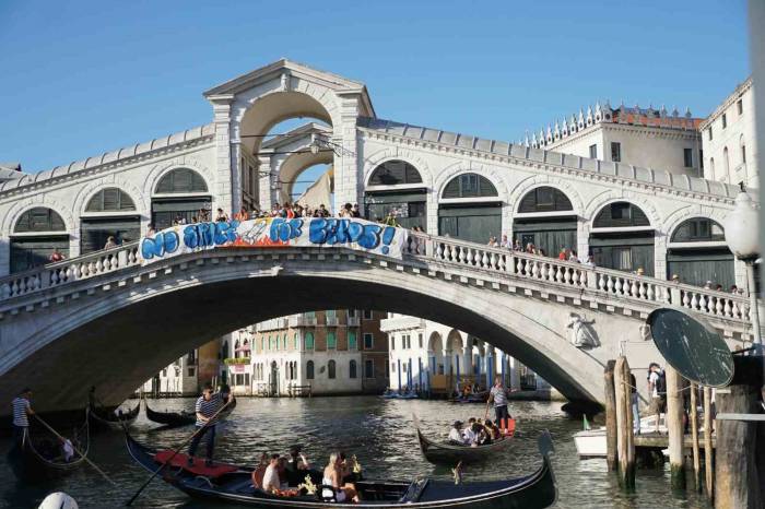 İtalya’da Bezos Düğününe Protesto: "Gezegen Yanıyor Ama Sorun Değil, İşte Lauren Sanchez’in 27 Elbiselik Listesi"