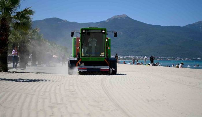 Kuşadası Plajlarına Son Model Kum Temizleme Aracı