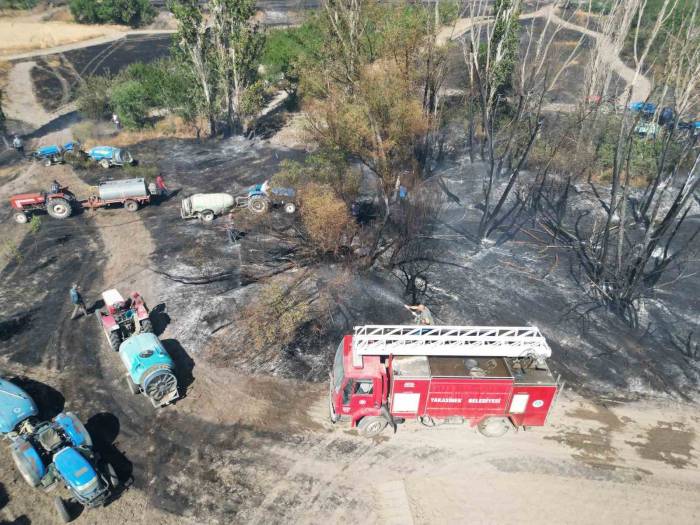 Eber Gölü Yanındaki Tarım Arazilerinde Yangın Çıktı