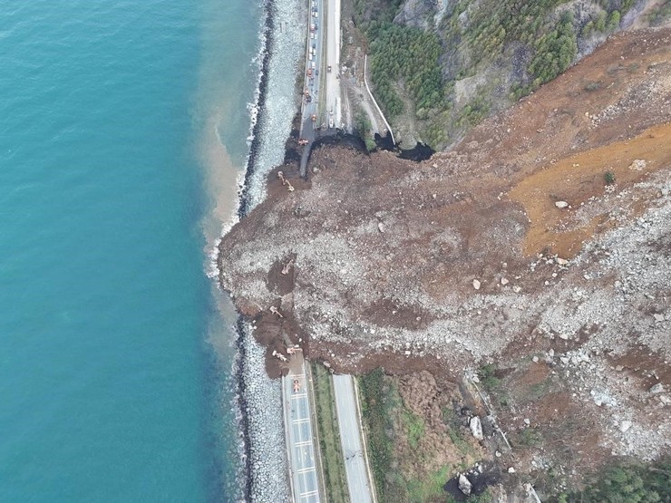 dogu-karadeniz-bolgesinde-karayolu-guzergahlarinda-art-arda-yasanan-heyelan-ve-kaya-dusmeleri-ulasim-guvenligini-tehdit-ediyor-1.jpg
