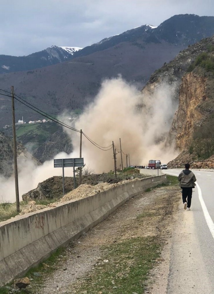 dogu-karadeniz-bolgesinde-karayolu-guzergahlarinda-art-arda-yasanan-heyelan-ve-kaya-dusmeleri-ulasim-guvenligini-tehdit-ediyor-4.jpg