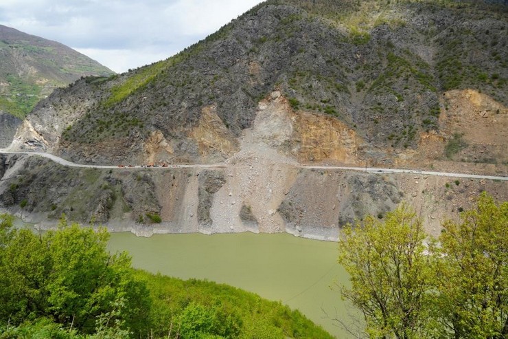 dogu-karadeniz-bolgesinde-karayolu-guzergahlarinda-art-arda-yasanan-heyelan-ve-kaya-dusmeleri-ulasim-guvenligini-tehdit-ediyor-5.jpg