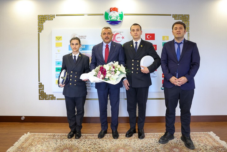 rize-valisi-ihsan-selim-baydas-1-temmuz-denizcilik-ve-kabotaj-bayrami-vesilesiyle-makaminda-onemli-konuklari-agirladi-3.jpg