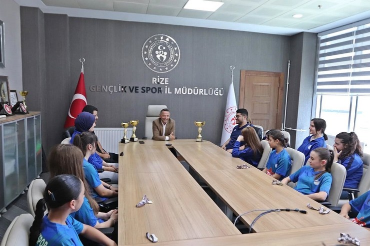 rizenin-basarili-basketbolculari-il-muduru-ozturku-ziyaret-etti-1.jpg