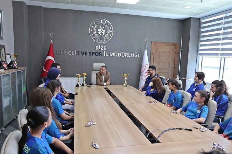 rizenin-basarili-basketbolculari-il-muduru-ozturku-ziyaret-etti-4.jpg