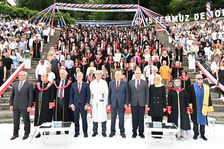 ktu-tip-fakultesinde-mezuniyet-coskusu-2-001.jpg