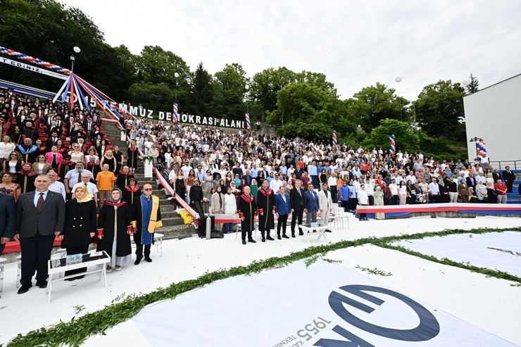 ktu-tip-fakultesinde-mezuniyet-coskusu-3-001.jpg