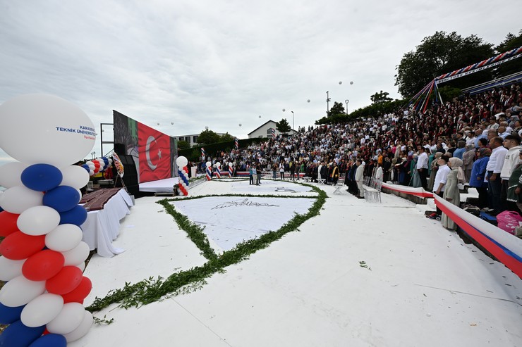 ktu-tip-fakultesinde-mezuniyet-coskusu-4-001.jpg