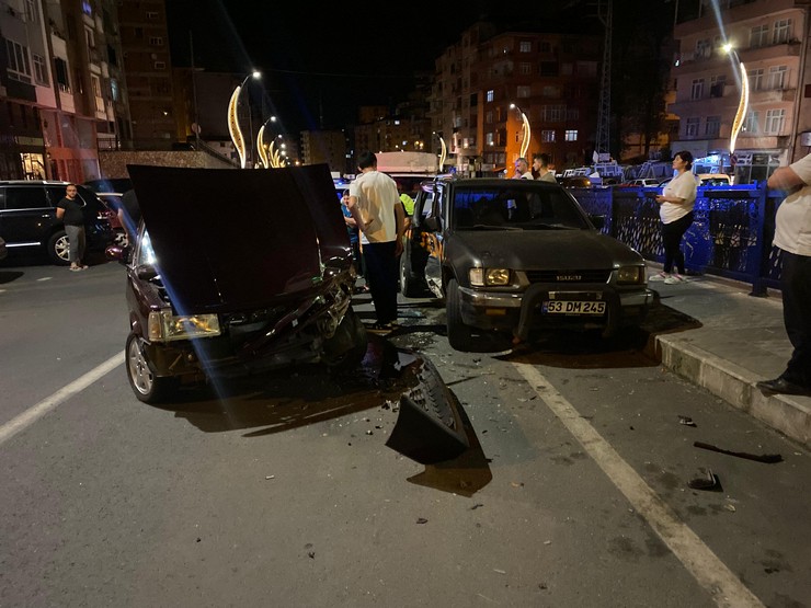 rizede-yol-kenarinda-park-halindeki-kamyonete-carpan-otomobilin-surucusu-m-g-yaralandi-1.jpg