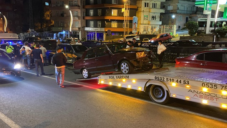 rizede-yol-kenarinda-park-halindeki-kamyonete-carpan-otomobilin-surucusu-m-g-yaralandi-3.jpg